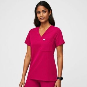 Figs size L pink scrub top